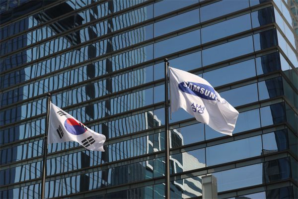 이건희 삼성그룹 회장이 지난 25일 별세하면서 이재용 삼성전자 부회장의 승계와 관련한 지배구조 변경 시나리오에 관심이 쏠리고 있다. 26일 서울 삼성전자 서초 사옥 앞 삼성 깃발이 태극기와 나란히 바람에 펄럭이고 있다. [이충우 기자]