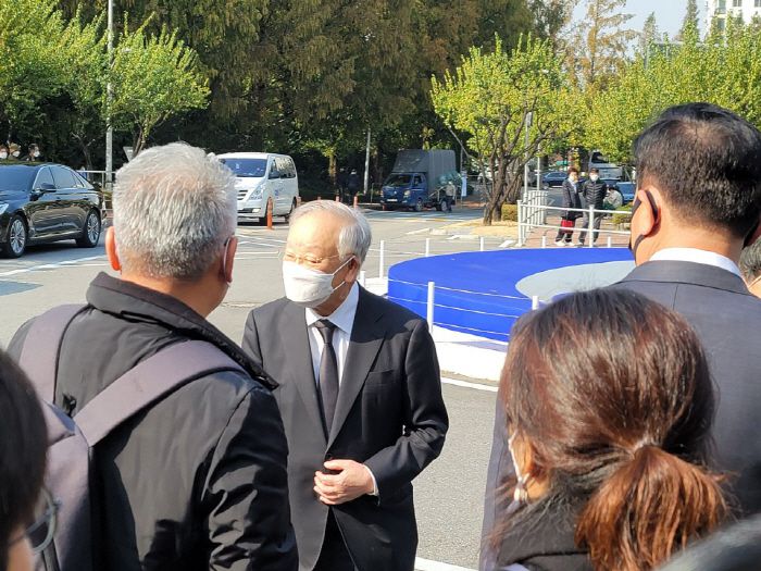 26일 서울 강남구 삼성서울병원 장례식장에 방문한 손경식 회장. [사진 = 김승한 기자]