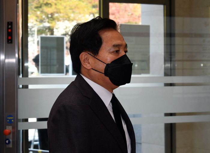 심재철 전 의원이 27일 서울 강남구 삼성서울병원 장례식장에 마련된 고 이건희 삼성 회장의 빈소 조문을 하고 있다. [사진 = 공동취재단]