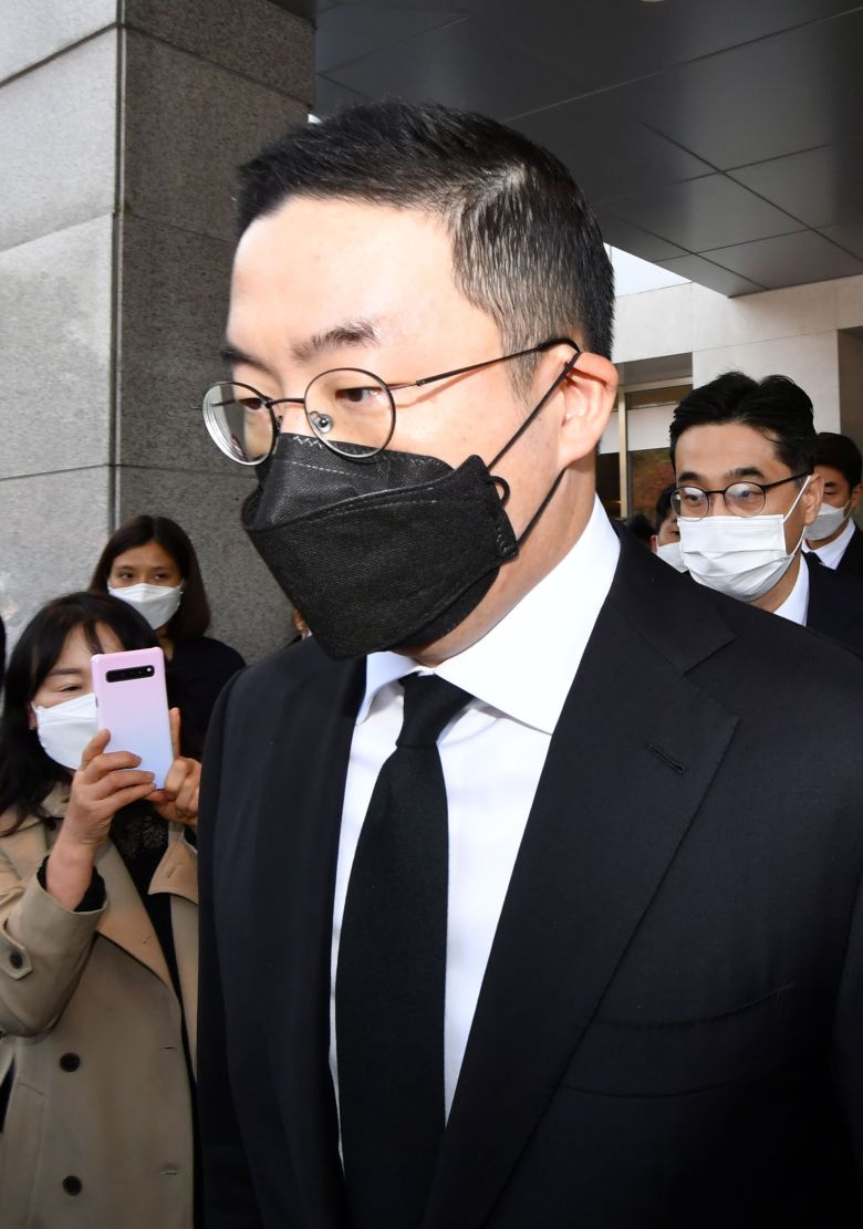 구광모 LG그룹 회장이 27일 서울 강남구 삼성서울병원 장례식장에 마련된 고 이건희 삼성 회장의 빈소에서 조문을 마치고 떠나고 있다. [사진 = 공동취재단]