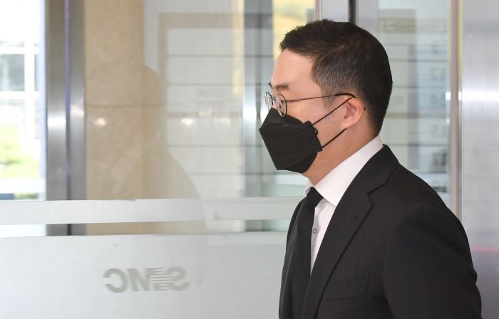 구광모 LG그룹 회장이 27일 서울 강남구 삼성서울병원 장례식장에 마련된 고 이건희 삼성 회장의 빈소에서 조문을 마치고 떠나고 있다. [사진 = 공동취재단]