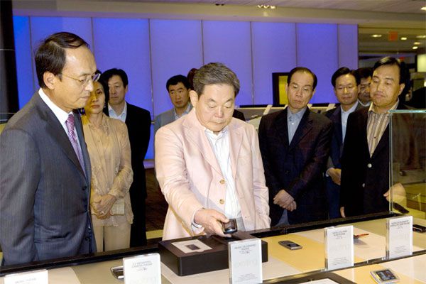 이건희 삼성그룹 회장이 2006년 9월 19일 미국 뉴욕에서 삼성전자 사장단 회의를 주재하고 맨해튼 삼성체험관을 방문해 휴대폰을 살펴보고 있다.
[사진 제공 = 삼성전자]