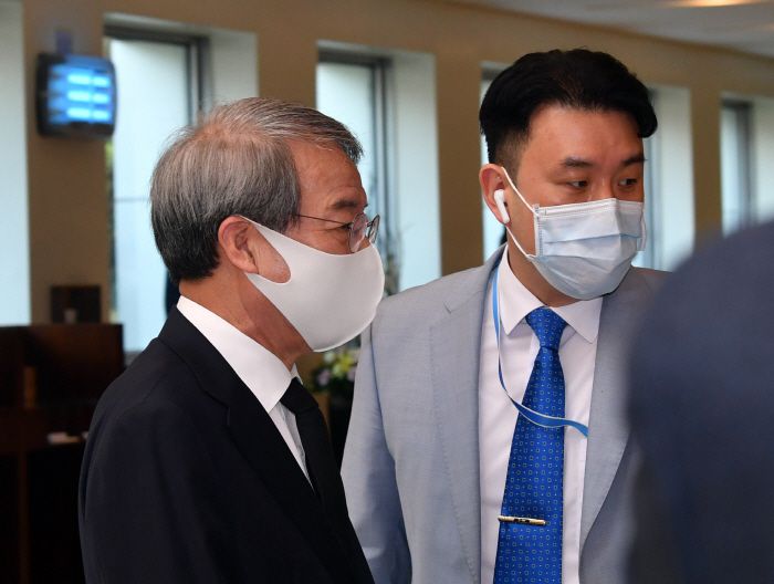 정운찬 전 총리가 27일 서울 강남구 삼성서울병원 장례식장에 마련된 고 이건희 삼성 회장의 빈소 조문을 하고 있다. [사진 = 공동취재단]