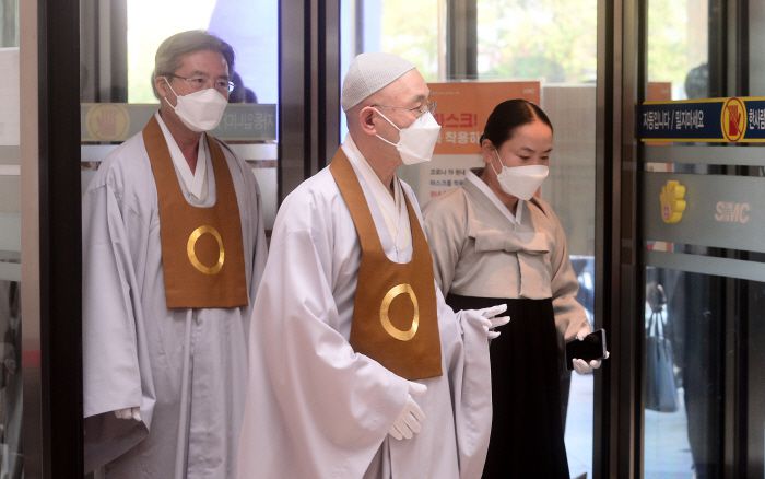 27일 오전 고(故) 이건희 삼성그룹 회장의 빈소가 마련된 서울 강남구 삼성서울병원 장례식장에 원불교 최고지도자인 전산 김주원 종법사(가운데)가 조문을 마친 뒤 이동하고 있다. [사진 = 공동취재단]