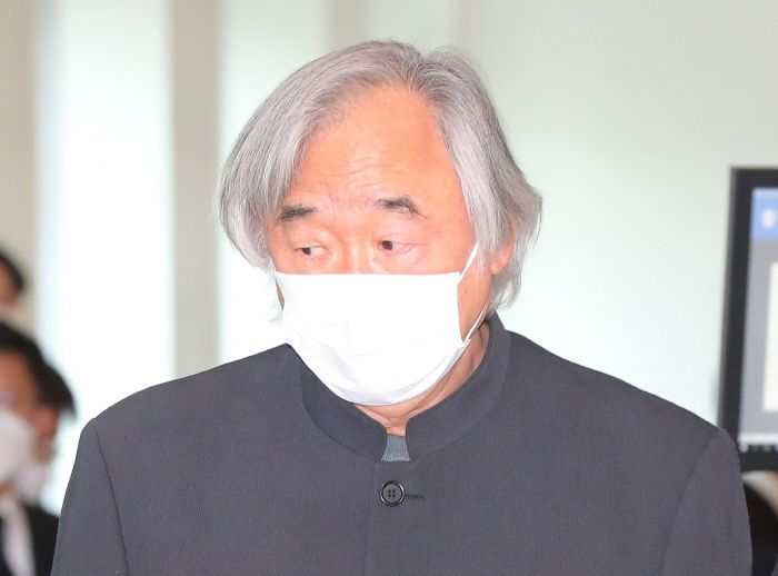 피아니스트 백건우가 27일 오후 서울 강남구 삼성서울병원 장례식장에 마련된 고 이건희 삼성 회장의 빈소를 조문한 뒤 나서고 있다. [사진 = 공동취재단]