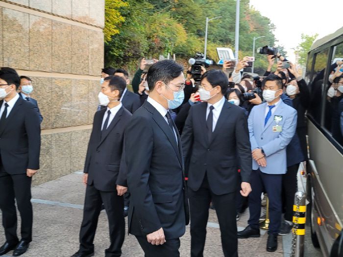 이재용 삼성전자 부회장이 고 이건희 삼성 회장의 영결식이 진행된 삼성서울병원에서 나오고 있다. [사진 = 김승한 기자]