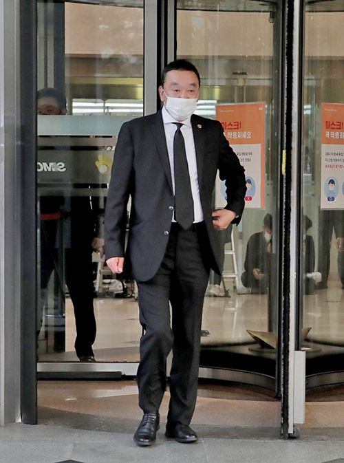 구자철 한국프로골프협회장이 故 이건희 삼성그룹 회장 빈소를 찾아 조문한 후 나오고 있다. 사진=KPGA 제공