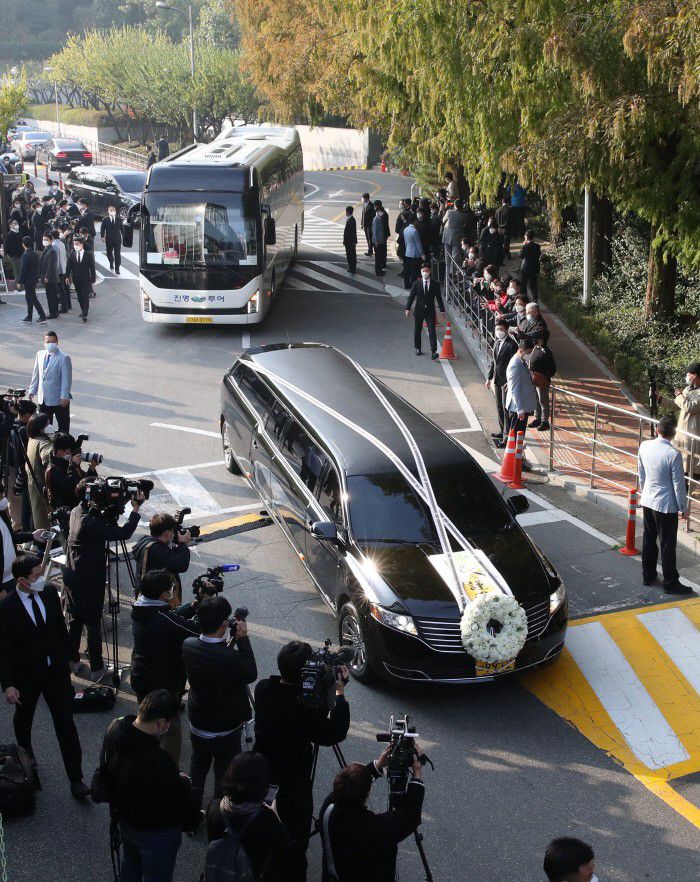 28일 오전 고 이건희 삼성전자 회장의 운구차량이 서울 일원동 삼성의료원 장례식장을 빠져나오고 있다. [사진 = 공동취재단]