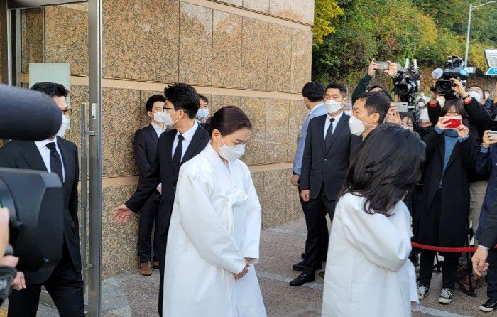 이부진 호텔신라 사장, 이서현 삼성복지재단 이사장이 고 이건희 삼성 회장의 영결식이 진행된 삼성서울병원에서 나오고 있다. [사진 = 김승한 기자]