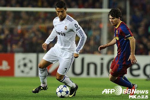 리오넬 메시(오른쪽)와 크리스티아누 호날두(왼쪽)의 2020-21시즌 UEFA 챔피언스리그에서 맞대결은 2개월 뒤로 미뤄졌다. 사진=ⓒAFPBBNews = News1