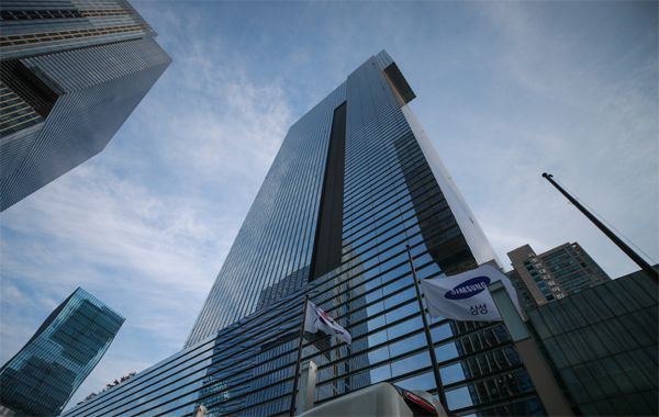 고(故) 이건희 삼성 회장의 발인이 진행된 지난달 28일 조기가 걸린 서울 서초구 서초동 삼성 사옥. [매경DB]