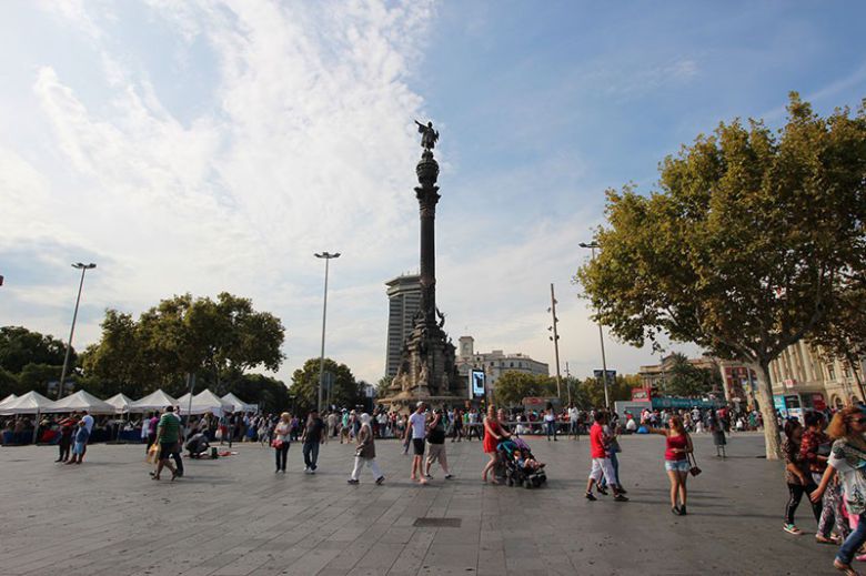 람블라스 거리 끝과 벨 항이 만나는 지점의 크리스토퍼 콜럼버스 기념탑과 광장의 모습. 콜럼버스 기념탑은 높이 60m의 첨탑으로 콜럼버스가 아메리카 대륙을 발견할 당시의 역사적 사실들을 표현한 장면들이 새겨져 있다. /사진=송경은 기자