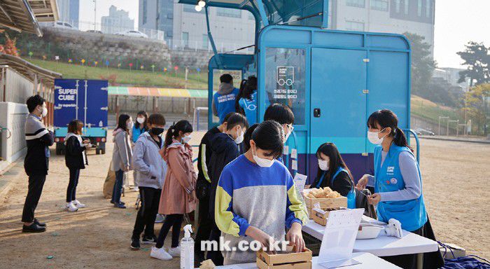 자판기 형태의 자원순환로봇인 `네프론`의 학생들 대상 수퍼큐브(이동형 네프론) [사진 = 수퍼빈]