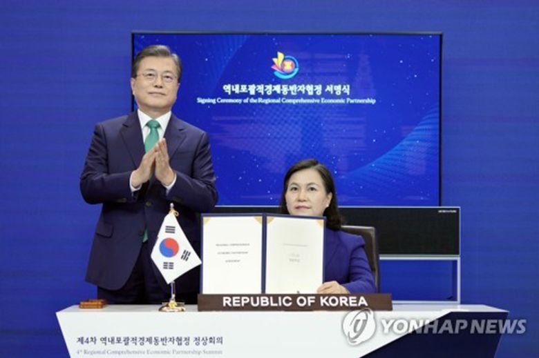 '세계최대 FTA' RCEP 협정 서명...박수 치는 문 대통령(서울=연합뉴스)