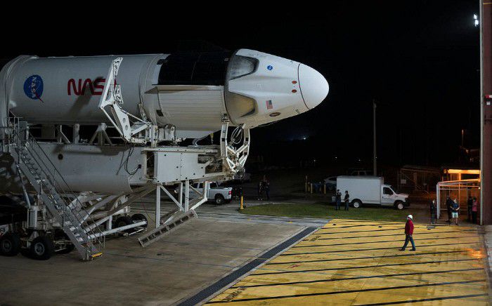 스페이스가 만든 로켓 `팔콘9`과 우주선 기체 `크루드래곤`이 지난 11월 9일 미국 플로리다에 있는 NASA 케네디 우주센터에서 준비를 하고 있다. 이 기체는 원래 현지시간 14일에 발사될 예정이었으나 기상악화로 발사가 하루 미뤄졌다. [사진 = NASA]