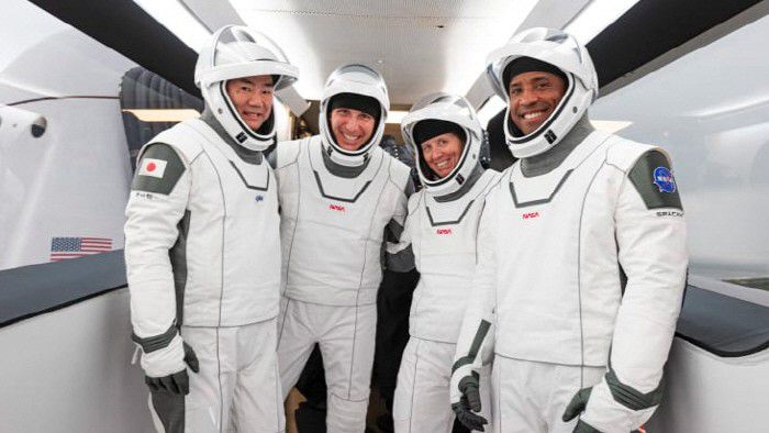 이번 발사에 참가한 네 사람의 우주비행사들. 좌로부터 노구치 소이치, 마이클 홉킨스, 섀넌 워커, 빅터 글로버. [사진 = NASA]