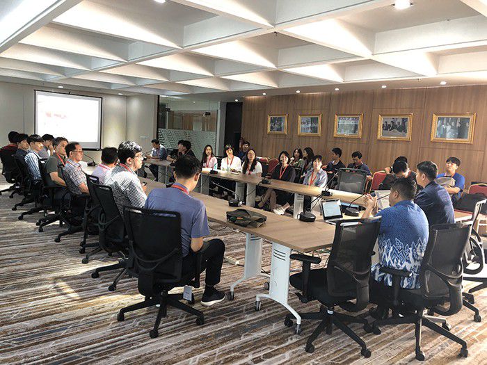 아세안 사무국 직원들의 브리핑을 듣고 있는 한국 중소기업·대학 관계자들.