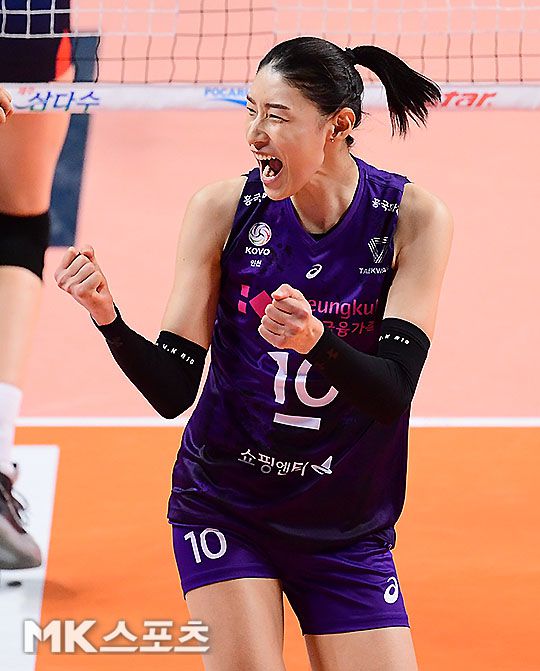 월드스타 김연경이 한국프로배구 친정팀 흥국생명을 V리그 여자부 전승 선두로 이끌고 있다. 특유의 솔직한 감정 표출도 여전한 가운데 코트 내 과격한 행동을 제지하지 않았다고 징계를 받은 강주희 주심과 한국배구연맹의 갈등은 2주 넘게 점점 커지고만 있다. 사진=MK스포츠DB