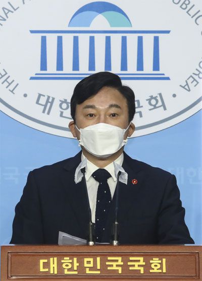 원희룡 제주도지사가 20일 오전 서울 여의도 국회 소통관에서 기자회견을 열고 일본 후쿠시마 오염수 방류 중단을 촉구하고 있다. 원 지사는 "오염수는 일본의 바다뿐만 아니라 제주를 포함한 태평양에 인접한 나라 모두 당사국"이라며 스가 총리를 포함한 일본 정부에 관련된 준비를 당장 중단할 것을 요구했다.