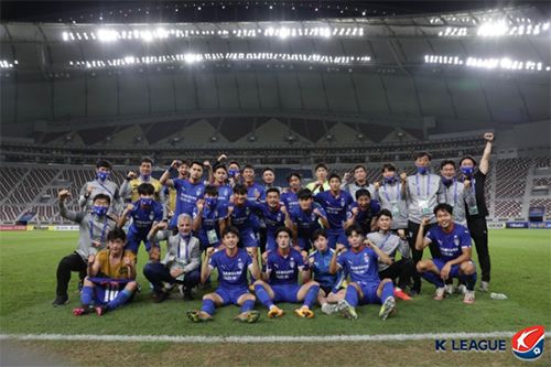 수원삼성 선수단이 4일(현지시간) 빗셀고베를 꺾고 2020 AFC 챔피언스리그 16강 진출을 확정한 후 기뻐하고 있다. 사진=한국프로축구연맹 제공