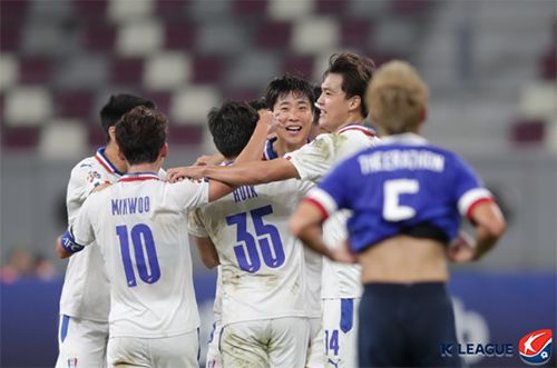 수원 삼성 선수들이 7일(현지시간) 요코하마 FC마리노스를 꺾고 2020 AFC 챔피언스리그 8강 진출을 확정한 뒤 기뻐하고 있다. 사진=한국프로축구연맹 제공