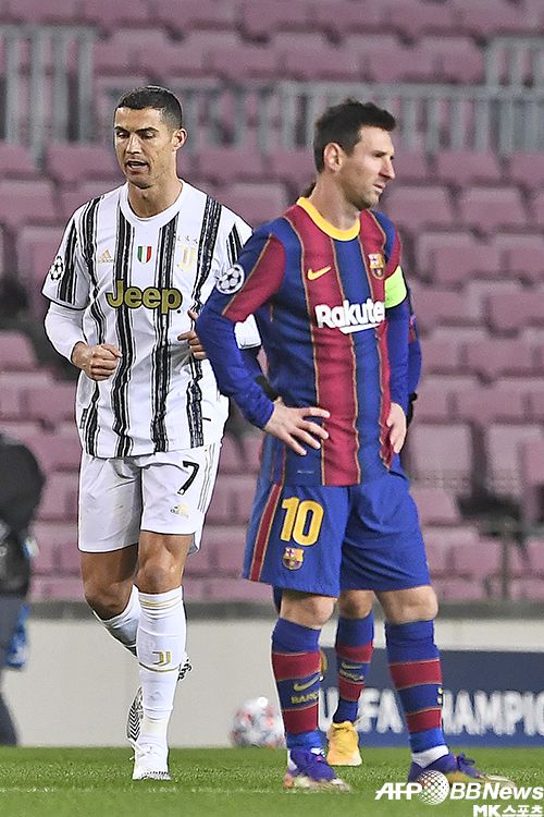 호날두(왼쪽)가 2골을 넣어 무득점에 그친 메시(오른쪽)와 챔피언스리그 맞대결에서 승리했다. 유벤투스는 호날두 멀티골에 힘입어 G조 1위로 챔스 16강에 진출했다. 메시의 바르셀로나는 2위로 조별리그를 통과했다. 사진=AFPBBNews=News1