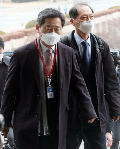 윤석열 검찰총장에 대한 징계위원회가 열린 10일 정부과천청사 법무부에 윤 총장 측 이석웅 변호사(왼쪽)와 이완규 변호사가 출석하고 있다. 윤 총장 측은 징계위원 5명 가운데 신성식 대검 반부패강력부장을 제외한 4명에 대해 공정성을 담보할 수 없다며 기피 신청을 했지만 기각됐다. [김호영 기자]