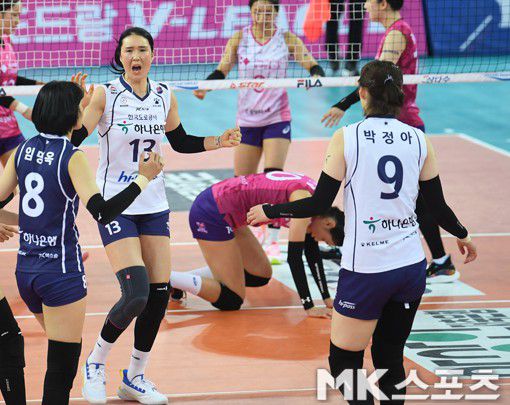 13일 오후 인천 계양체육관에서 벌어진 2020-2021 여자 프로배구 도로공사와 흥국생명의 경기에서 리그 선두 흥국생명이 5위 도로공사에 세트 스코어 0-3으로 패해 2연패에 빠졌다. 흥국생명은 이재영이 고열로 코로나19 검사를 받은 후 자가격리에 들어갔고, 이다영 역시 밀접 접촉자로 격리되면서 이재영-다영 자매가 경기에 뛰지 못하게 됐다. 흥국생명 김연경(가운데)이 2세트에서 패배한 순간 코트에 엎드려 아쉬워하고 있다. 사진(인천)=김재현 기자