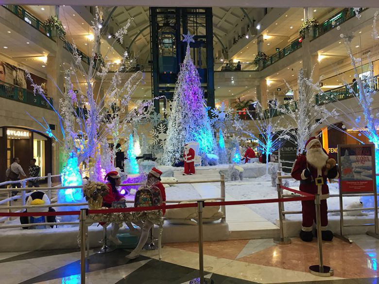 자카르타 중심부의 쇼핑몰에 설치된 성탄절 기념 장식