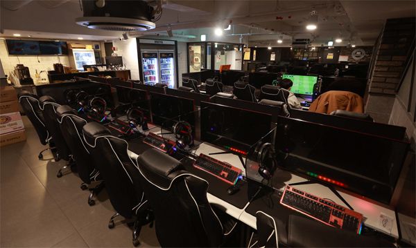 코로나19 우려가 계속된 연휴 마지막 날인 27일 서울 시내의 한 PC방이 한산한 모습을 보이고 있다. 이날 당정청은 내년 1월 코로나19 피해를 입은 소상공인에게 최대 300만원의 재난지원금을 지급하기로 했다.  [한주형 기자]