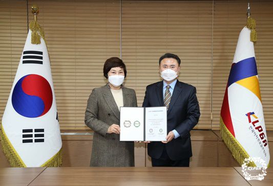 KLPGA가 골프연습장 인증사업 업무협약식을  가지고 있다. 왼쪽부터 KLPGA 김순미 수석부회장, KGCA 윤홍범 회장. 사진=KLPGA 제공