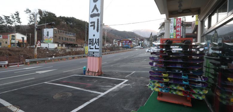 스키장 폐쇄
국내 코로나바이러스 `3차 대유행`의 기세를 꺾기 위해 24일부터 연말연시 특별 방역대책이 본격 시행된 가운데 무주스키장이 폐쇄되어 썰렁하다. 사람 간 접촉을 최소화하기 위한 `핀셋 방역` 조치로, 전날부터 수도권에서 시행 중인 `5인 이상 모임 금지` 조치가 전국의 식당으로 확대됐고, 스키장·눈썰매장 등 겨울 스포츠 시설과 전국의 해돋이 명소는 폐쇄됐다.  2020.12.24.이승환기자