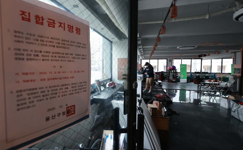 정부가 코로나19 재확산으로 타격을 받은 소상공인 280만명과 특수형태근로종사자(특고) 등 고용취약계층 87만명에 50만∼300만원의 현금을 지급하기로 결정한 28일 서울시내 한 헬스장에서 관계자가 운동기구를 점검하고 있다. 2020. 12. 29. 한주형기자