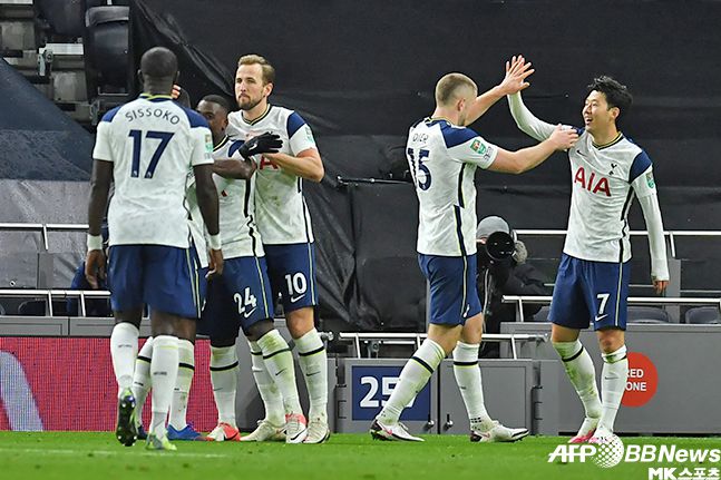 카라바오컵 4강에서 토트넘이 브렌트포드를 2-0으로 꺾고 결승에 진출, 2007-08시즌 이후 처음으로 공식 대회 우승을 꿈꾼다. 토트넘 주장 출신 축구전문가 제이미 레드냅은 챔피언스리그 진출권·상금만 중요시하는 팬덤 문화를 비판하며 리그컵이라도 해도 선수들은 우승을 원한다고 설명했다. 카라바오컵 준결승 득점 후 기뻐하는 손흥민과 동료들. 사진(영국 런던)=AFPBBNews=News1