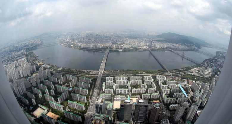 부동산스케치-서울 롯데월드타워 전망대 서울스카이에서 바라본 서울시 전경.
2020.7.3.김재훈기자