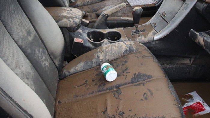 물에 빠져 실내가 엉망인 침수차 내부가 엉망이 됐다. [사진 출처 = 매경DB]