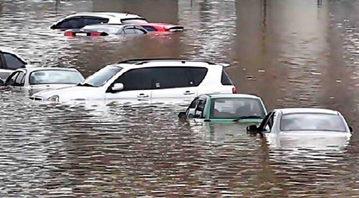 물에 빠진 상태로 방치된 침수차 [사진 출처 = 매경DB]