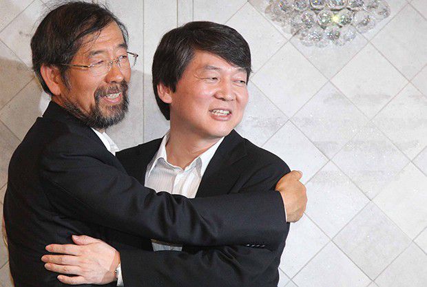 2011년 9월 박원순 희망제작소 상임이사와 안철수 서울대 융합과학기술 대학원장이 6일 오후 서울 종로구 세종문화회관 지하 한 음식점에서 서울시장 보궐선거 후보 단일화에 관한 입장을 발표한 뒤 포옹하고 있다.[사진=김호영기자]