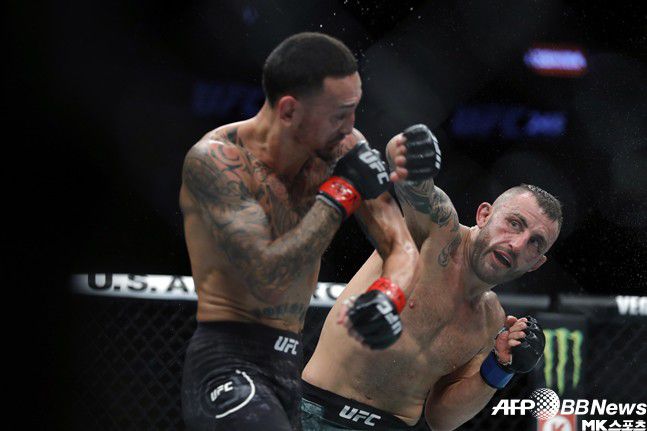 맥스 할로웨이(왼쪽)이 2연패에서 탈출했다. 사진=AFPBBNews=News1