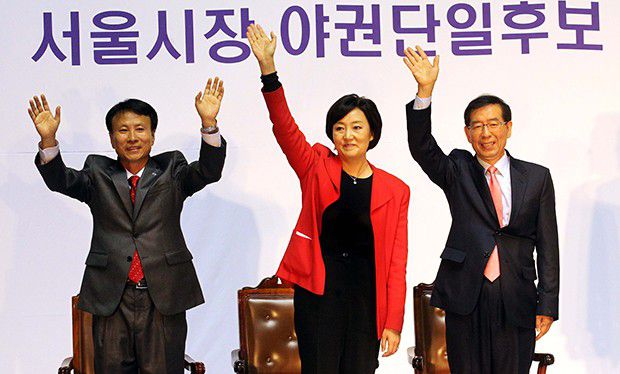 2011년 10월 3일 서울시장 야권 단일후보 선출 국민참여경선에서 민주당 박영선 후보를 누르고 단일후보가 된 시민사회 박원순 후보가 3일 오후 서울 장충체육관에서 손을 들어 인사하고 있다.왼쪽부터 민노당 최규엽 후보, 민주당 박영선 후보, 시민사회 박원순 후보 [사진=매경DB]