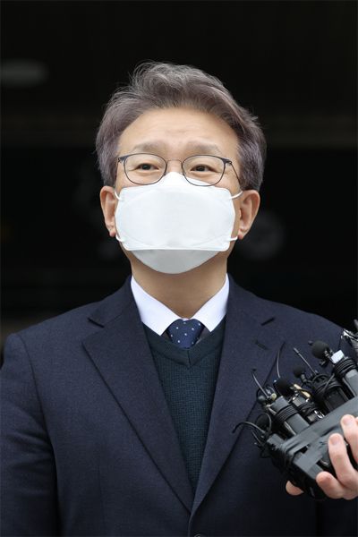 권칠승 중소벤처기업부 장관 후보자가 22일 첫 출근길에서 입장을 밝히고 있다.