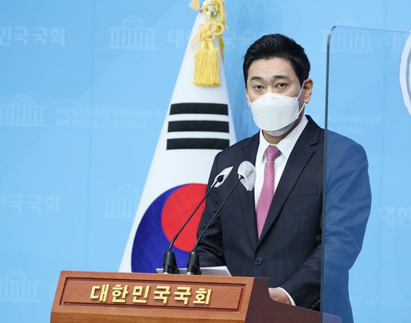 서울시장 보궐선거 출마선언을 한 국민의힘 오신환 전 의원이 지난 21일 오전 국회 소통관에서 무주택서민과 청년을 위한 주거사다리 ' 환매조건부 반반아파트' 정책을 발표하고 있다. <김호영 기자>