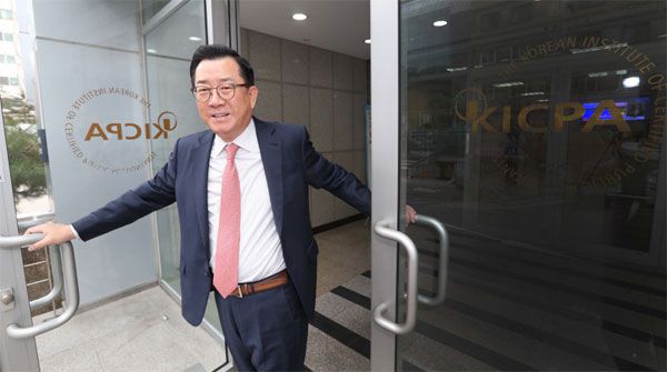서울 서대문구 한국공인회계사회에서 만난 김영식 회장이 문을 열고 사무실로 들어가고 있다. [이충우 기자]