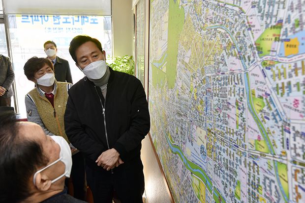 오세훈 서울시장 예비후보가 3일 오전 서울 노원구 상계주공9단지 상가 내 한 공인중개사 사무소에서 한국공인중개사협회 노원구지회장 및  운영진들에게 상계뉴타운 및 관내 노후 아파트에 관한 설명을 듣고있다.[국회사진기자단]