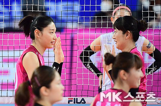 경기 앞두고 김세영과 무거운 팀 분위기를 끌어 올리기 위해 애 쓰는 김연경.