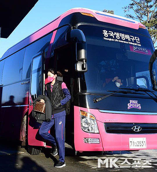 어수선한 분위기속에서 무거운 표정으로 출근하는 김연경.