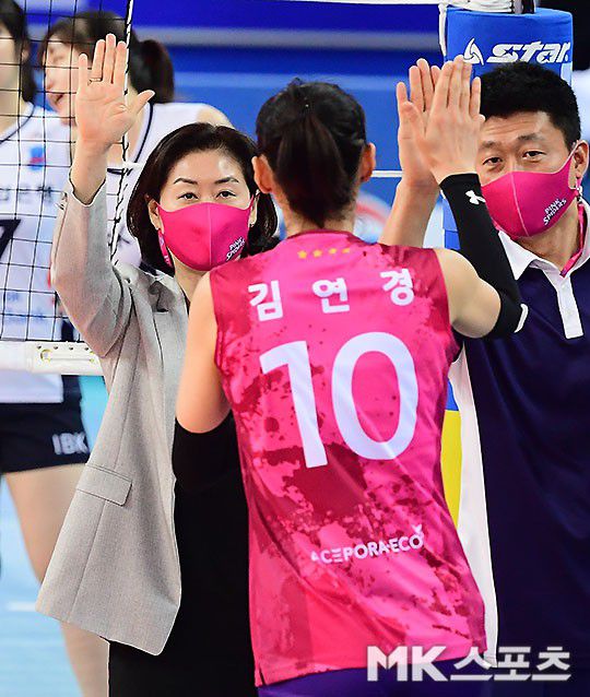 연패 탈출을 다짐하며 박미희 감독과 하이파이브 하는 김연경.
