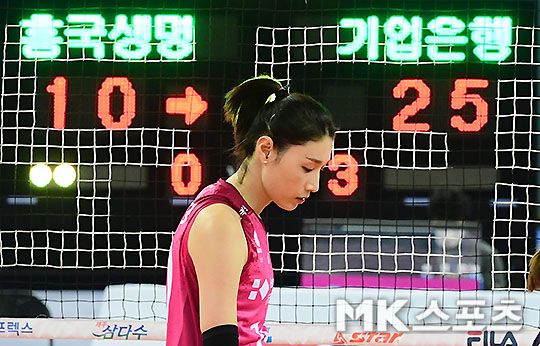 시즌 최다 점수차 패배의 수모를 당하면서 고개 숙인 김연경.