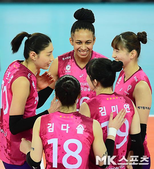 19일 오후 인천 계양체육관에서 "2020-2021 V리그" 여자부 흥국생명과 KGC인삼공사 경기가 열렸다. 흥국생명 선수들이 1세트 승리를 앞두고 미소짓고 있다. 사진(인천)=김영구 기자