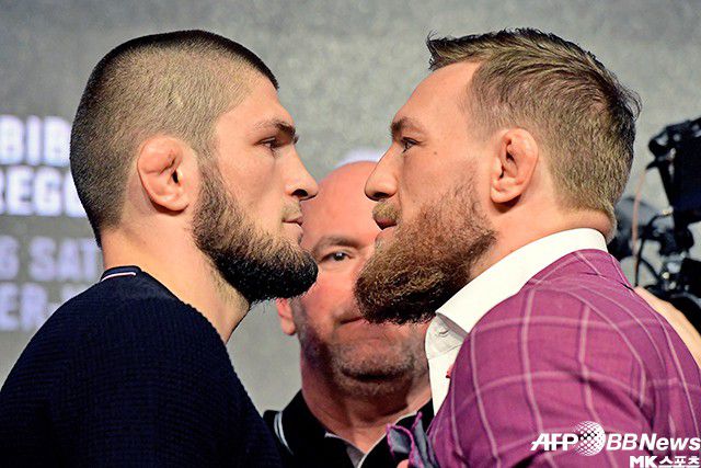 UFC 챔피언 하빕 누르마고메도프(왼쪽)가 코너 맥그리거(오른쪽)에게 제2의 전성기는 없으리라 봤다. 가운데는 데이나 화이트 회장. 사진=AFPBBNews=News1